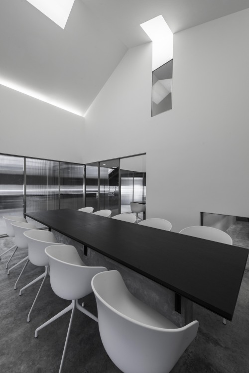 會議室作為會客、淺談等多功能區域，在設計方面一點也不